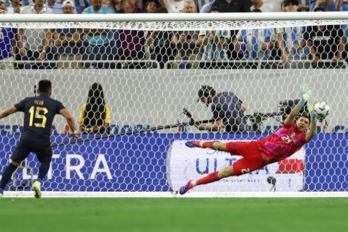 Kiper Timnas Argentin, Emiliano Martinez, memblok eksekusi Angel Mena dalam adu penalti di laga melawan Ekuador pada babak perempat final Copa America 2024, Kamis (5/7/2024) WIB di Houston.